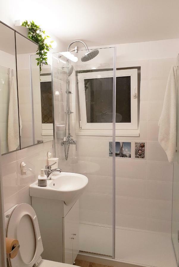 Central Stylish & Cozy One Bedroom Apartment - Adela Accommodation - Ideal For Long Stays Bukarest Exterior foto